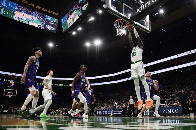 开云体育官网在线注册-爆大冷！东部第二轰然倒下：全场鸦雀无声，黑马三人组轰56分