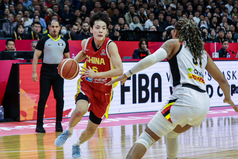 开云官网入口-女篮队长杨舒予10中3：仅7+3+4+2+1 下半场4中0遭冻结