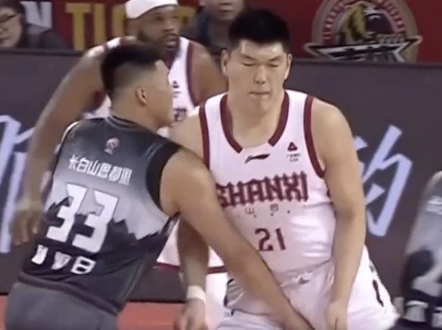 开云-故意击打刘传兴下体，官方：吉林球员曾繁日停赛两场，罚款10万